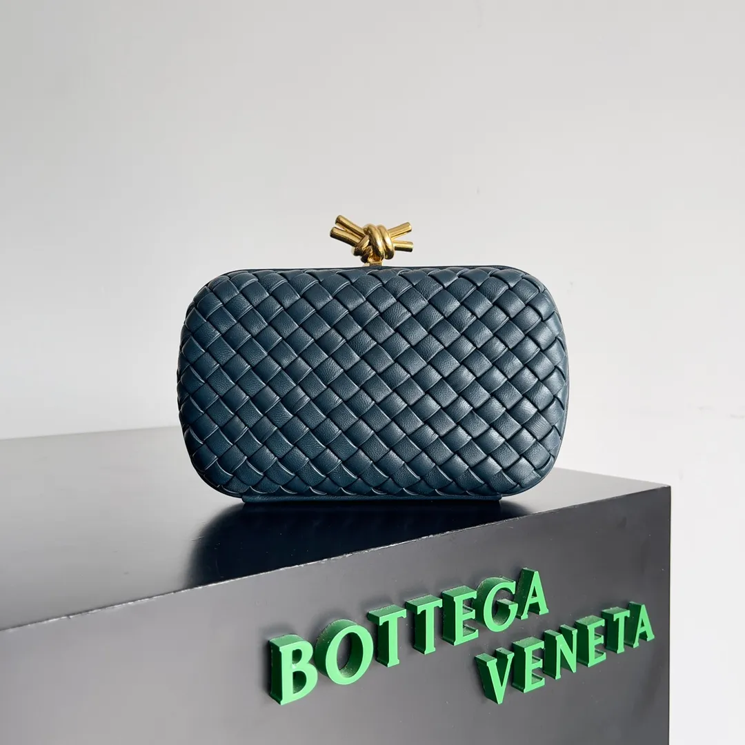 Batch 1860 BV Knot | The classic return of the evening bag. Original leather ➕ Stainless steel hardware ➕ 24k real gold plating ➕ Fully handmade. Those who know the history of our brand should have heard that the knot is a story of Bottega Veneta, and it is also one of the more important design elements. Matthieu Blazy's work this season sublimates Knot's classics, with a new knot design and a woven shoulder strap, plus Fouland Intreccio's weaving technology, adding some fashion to the retro and nostalgic feel of the past. Style number: 717622 Size: 20.5*6*12.5